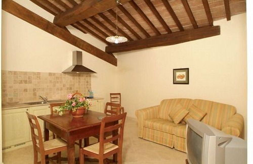 Rapolano Terme House | Casa Adalmina C: A pleasant and spacious apartment that is part of an ancient country house built on a hillside, surrounded by meadows and woods.