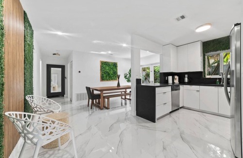 North Central Hollywood House | Casa Agape | Waterfront | HotTub | 15 min to Beach