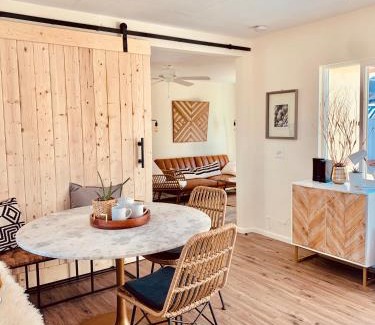 Joshua Tree House | Casa Agave: Comfy Joshua Tree Cottage With Free Breakfast Bar