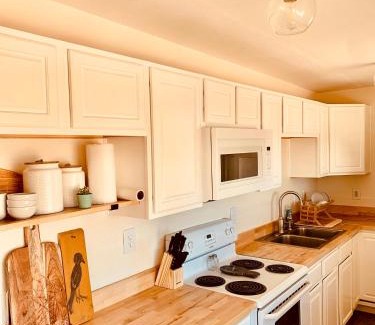 Joshua Tree House | Casa Agave: Comfy Joshua Tree Cottage With Free Breakfast Bar