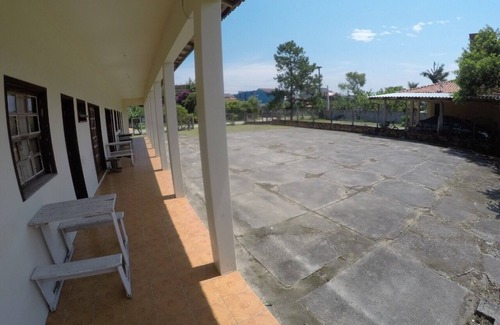 Garopaba House | Casa Amarela Grande Perto do Mar na Praia da Ferrugem SC