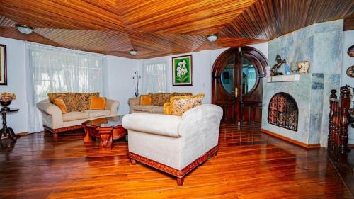 Ambato House | Casa amplia cerca de Baños de Agua Santa