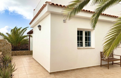 Triquivijate House | Casa Aura, feel-good oasis, 102 sqm vacation home with palm trees, terraces and garden