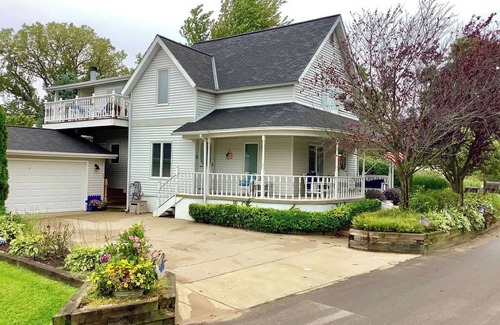 South Haven Apartment | Casa B2 Beautiful bright apt. steps to SoHa North beach sleeps 4 comfortably