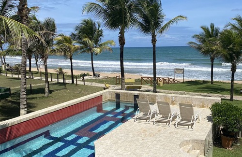 Itacimirim House | Casa Beira Mar on the beachfront and close to the natural pools.