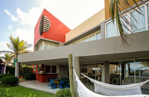 Itacimirim House | Casa Beira Mar on the beachfront and close to the natural pools.