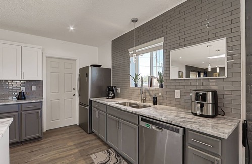 Biggs Field House | Casa Bella: Park-facing cozy central home 4 min from Airport & Malls. AC, WiFi.