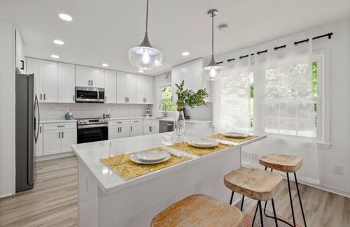 Decatur House | Casa Blanca: 6BR Luxury + Game Room, Minutes from Atlanta