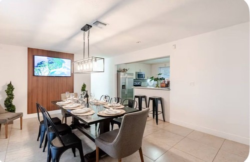 The Roads Villa | Casa Brickell. Prime Location! Coastal Vibes. Free Parking. Sleeps 14.