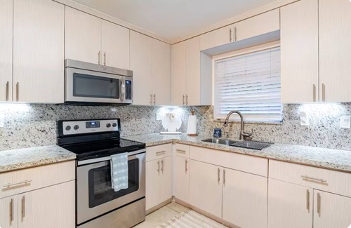 The Roads Villa | Casa Brickell. Prime Location! Coastal Vibes. Free Parking. Sleeps 14.