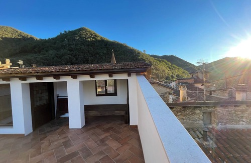 Apricale Apartment | Casa Castello Sleeps 5 Isolabona Italy Sun Terrace Free WIFI