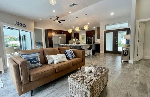 Palm River Estates House | Casa Coastal Feliz