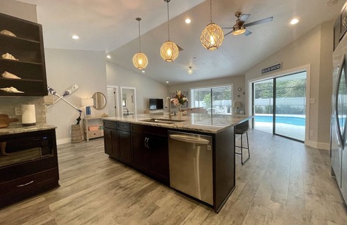 Palm River Estates House | Casa Coastal Feliz