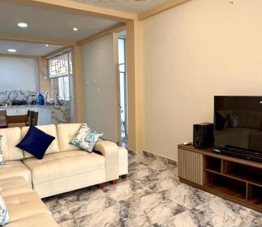 Luyando Villa | Casa con piscina en Tingo María