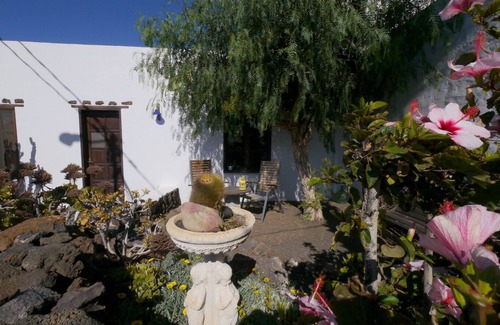 Guatiza House | CASA CONSULTORIO, country house in unique nature.