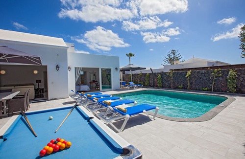 Los Mojones Villa | Casa Cristal 4 bedrooms 3 bathroom, Free A/C, Private Heated Pool, Pool Table