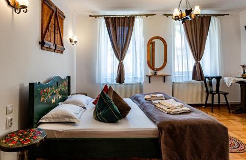 Sighisoara House | Casa Cu Usi - House of Doors