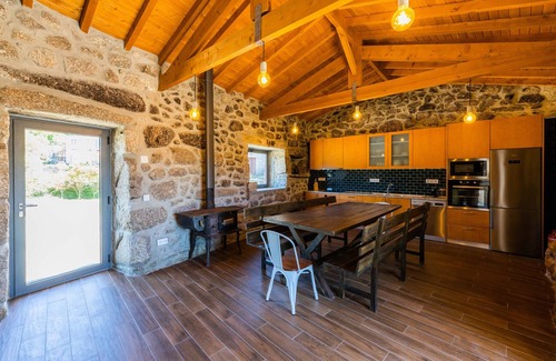 Guilhofrei House | Casa da Capela - House with infinity pool by House and People