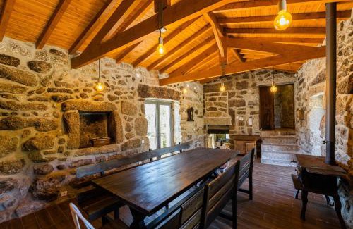 Guilhofrei House | Casa da Capela - House with infinity pool by House and People