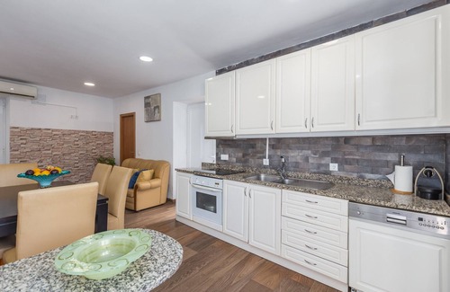 Castelo de Paiva Ski Chalet | Casa das Dognas by Hopstays | River View