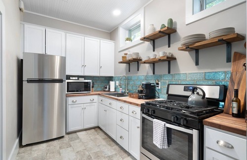 Bisbee House | Casa de Oro – Luxe Comfort in the Heart of Old Bisbee Private Yard & EV Charger!