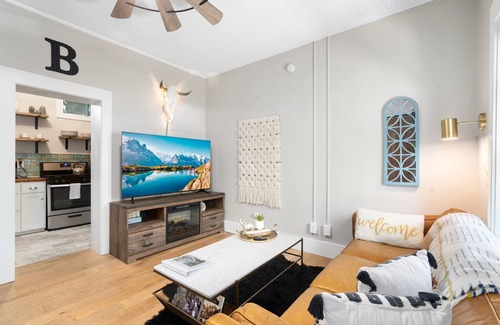 Bisbee House | Casa de Oro – Luxe Comfort in the Heart of Old Bisbee Private Yard & EV Charger!