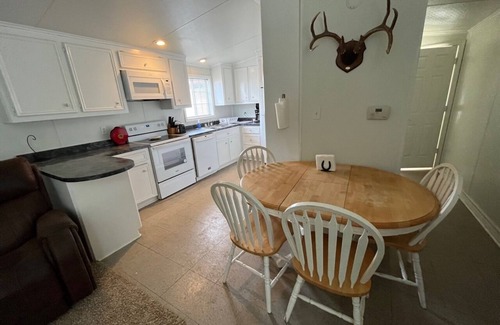 Marathon House | Casa de Rancho Sea container home on a working cattle ranch,5 mins from Alpine!