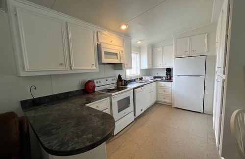 Marathon House | Casa de Rancho Sea container home on a working cattle ranch,5 mins from Alpine!