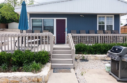 Clifton House | Casa del Lago! Lakefront Retreat with Semi-Private Cove, Deck, and Firepit - Ideal for R&R!