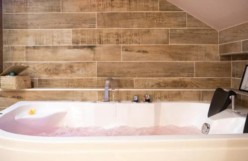 Mulhouse Apartment | Casa del Sol - Jacuzzi & Boho Elegance