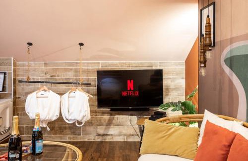 Mulhouse Apartment | Casa del Sol - Jacuzzi & Boho Elegance