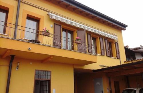 Gavardo Apartment | CASA DEL SOLE APPARTAMENTO N° 2 WHITE AND GOLD ROOM