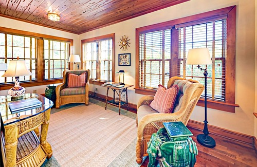 Old Northwood Historic District House | Casa Delphino w/ Balcony & Backyard in Old Northwood Historic District
