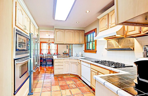 Old Northwood Historic District House | Casa Delphino w/ Balcony & Backyard in Old Northwood Historic District