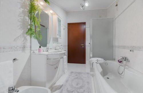 Gorizia Apartment | Casa di Iaio - 90 m2 apt with Free Wi-Fi, Netflix, Home Cinema & Parking