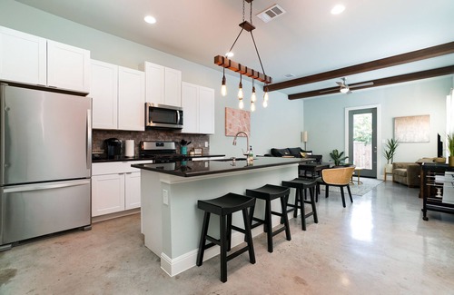 Historic Garderns House | Casa Dolce Vita by the Alamodome - Pet Friendly