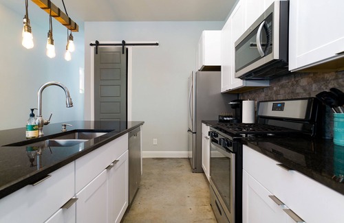 Historic Garderns House | Casa Dolce Vita by the Alamodome - Pet Friendly