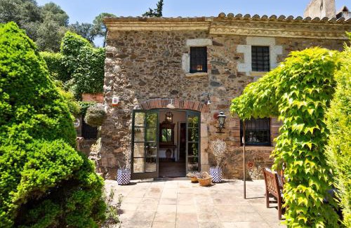Mont-Ras House | CASA EL MOLI DE CAN BURJATS con piscina y chimenea