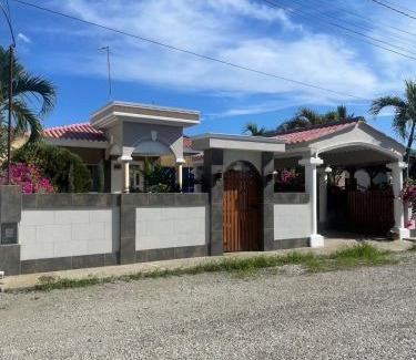 Data de Villamil House | Casa en urbanización privada a 2 minutos caminando de la playa, Vía a Data