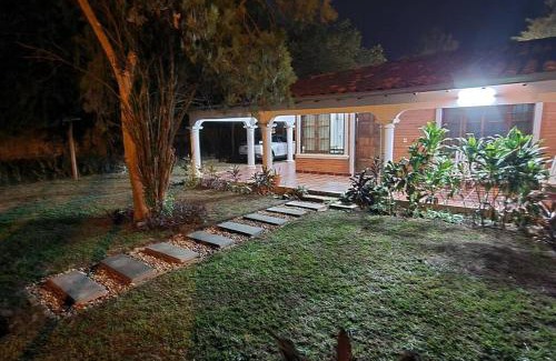 San Bernardino House | Casa familiar estilo colonial a metros del lago