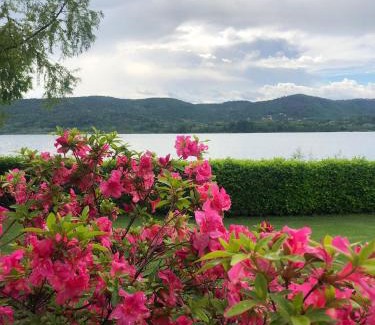 Varano Borghi Villa | Casa Gaiani Villetta in riva al lago vista mozzafiato