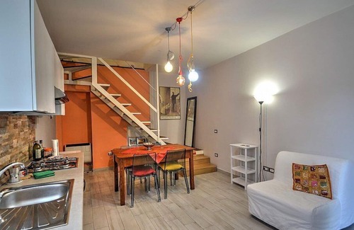 Spoleto House | Casa Geranio D: A modern and graceful two-story cottage situated in a quiet location, a few minutes from the town center, with Free WI-FI.