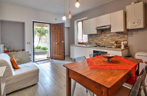 Spoleto House | Casa Geranio D: A modern and graceful two-story cottage situated in a quiet location, a few minutes from the town center, with Free WI-FI.