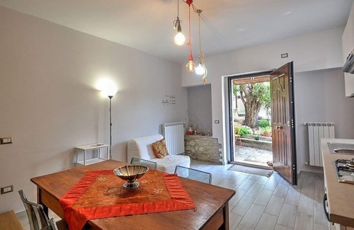 Spoleto House | Casa Geranio D: A modern and graceful two-story cottage situated in a quiet location, a few minutes from the town center, with Free WI-FI.