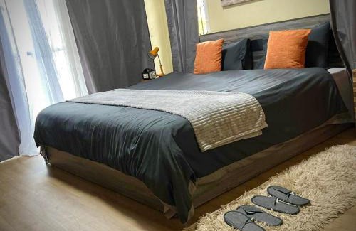 Sa Khu Villa | Casa Gris with Shared Pool