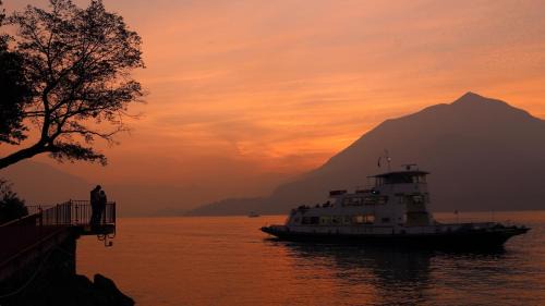 Fiumelatte House | CASA IN RIVA AL LAGO