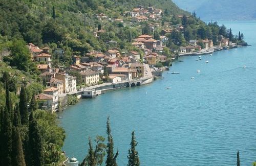 Fiumelatte House | CASA IN RIVA AL LAGO