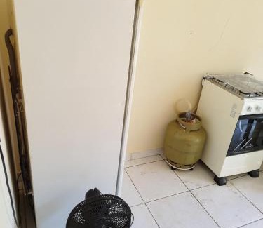 Plano Diretor Sul House | Casa kitnet Próx da Rodoviária c/suite e ar condicionado entrada individual . Geladeira e cozinha básica. Garagem pra carro.