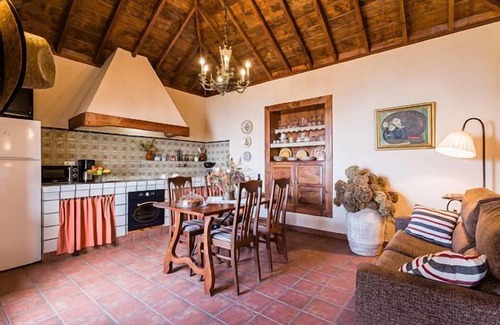 Los Quemados Cottage | Casa Los Melindros overlooks the sea and volcanoes