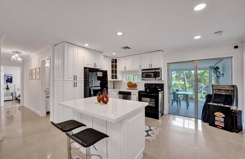 Hollywood Villa | Casa Lago Dania Waterfront Home with Private Pool - 5BR/3BTH - Sleeps 12